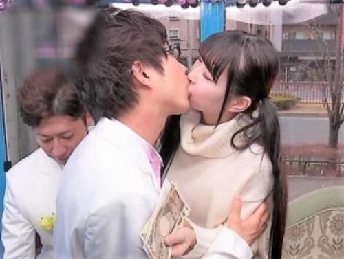【素人ナンパ×NTR】清楚なスレンダー美女がイケメンにデレデレ!黒パンスト履いた美乳おっぱい美人が騎乗位バックで寝取られる