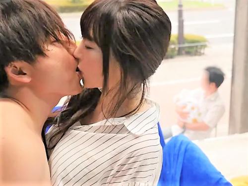 【人妻ナンパ】清楚な美熟女がMM号で寝取られた!シングル親父とパンツ越しに素股する美人ママ…着衣バックSEX【NTR不倫】