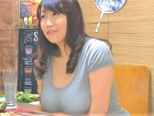 【熟女ナンパ】爆乳おっぱいでパイズリ「触っちゃった//あぁん硬い♥」嬉しそうにフェラする美熟女おばさんが寝取られ中出し!