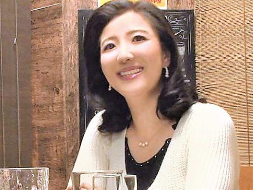 【人妻ナンパ】清楚系おばさんがその日出会った男とトイレでキス!巨乳おっぱいのデブぽっちゃり熟女が乳首責め＆乳首舐めで興奮