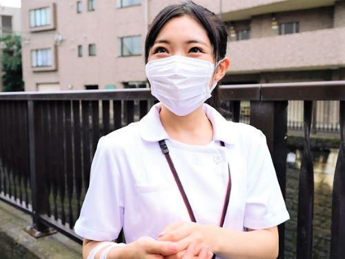 【素人ナンパ】ナース服で歩くスレンダー看護師に声掛け後日に自宅訪問…美少女が早漏童貞くんに手コキしたらゴム噴射したww