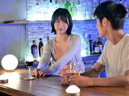 【人妻NTR】久しぶり…だから///年下クンのアソコにドはまりした清楚系美人!ズボン下ろしフェラ手コキする巨乳の若妻
