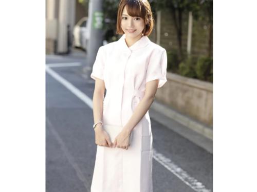 【素人ナンパ】乳首責めされ思わず声が出ちゃう清楚系ショートカット美人お姉さんが外が丸見えなMM号で手コキ玉舐めフェラ