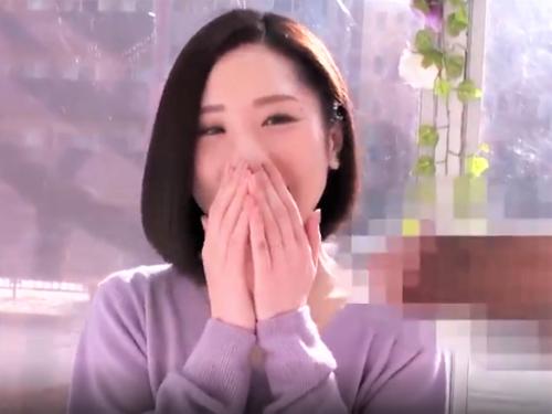 【人妻ナンパ】「大きいw」清楚な美熟女が巨根を前に赤面!フェラ手コキしたらパンスト脱がされ女豹ポーズでバック【NTR不倫】