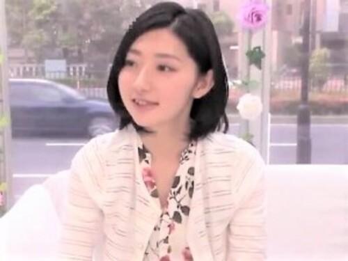 【人妻ナンパ】ヨガ講師をしている清楚な美熟女がMM号に乗り不倫SEX…夫の横でパンスト脱がされ手マンされる【NTR不倫】