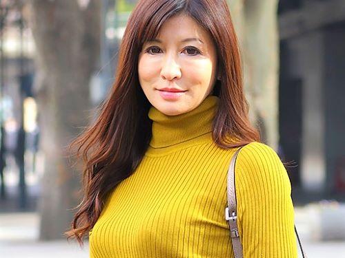 【人妻ナンパ】一流のセレブ熟女おばさんはSEX大好き!ローターでクリ刺激されお漏らしする巨尻デカ尻な素人に乳首責め＆電マ