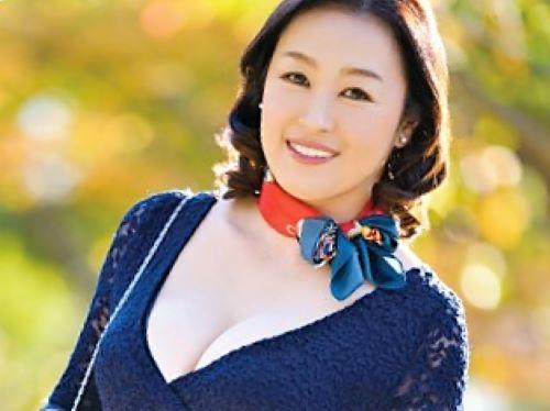 【初撮り】…ん…あぁ…だめ// 四十路を超えたぽっちゃり人妻がAVデビュー!乳首舐めや乳首責め挑戦する巨尻おばさん初々しい