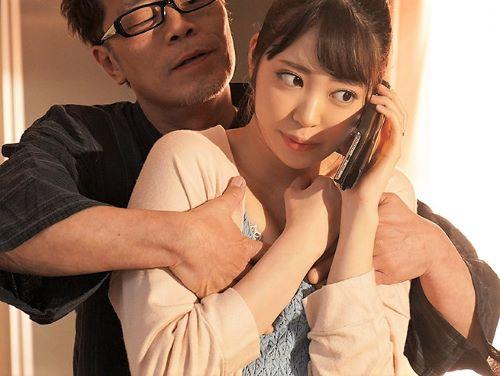 【人妻NTR】女好き義父に逆らえずベロチューされる巨乳おっぱい嫁…夫の不安が的中しスレンダー美人が何度もハメられ寝取られていた