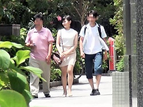 【マジックミラー便】高校の時から片思いだった美人先生が義母となり家族になった…謝礼に釣られて禁断性交するミニスカおばさん