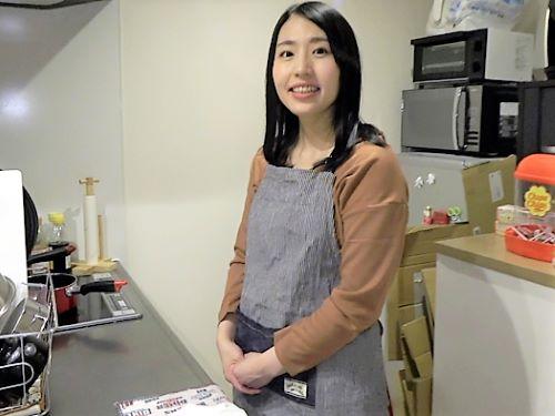 【人妻ナンパ】刺激欲しい清楚系おばさんが夫が居ない間に他人を自宅に招き入れ…おっぱい触られながら電マでオナニーする熟女