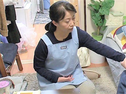 【五十路熟女】掃除だけではなく下の世話もしてくれる人妻おばさん…おっぱい揉まれ乳首責めで興奮した素人が年甲斐もなく不倫