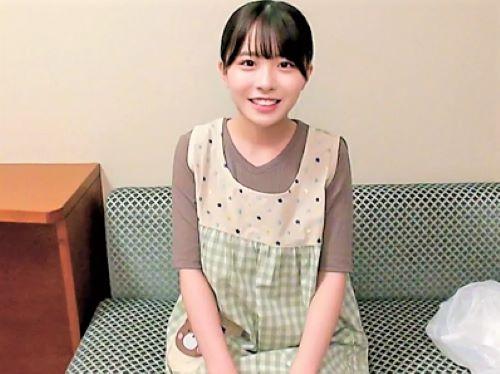 【素人ナンパ】ロリ美少女が口いっぱい頬張りからの口に出された精子ごっくん…乳首責めキスで発情した巨乳おっぱい娘が騎乗位