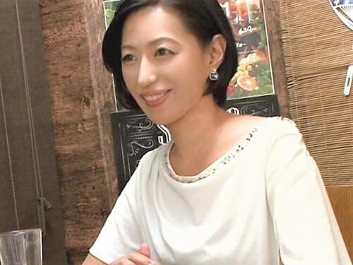【熟女ナンパ】ショートカット人妻を追いかけトイレでベロチュー…乳首責めクンニで喘ぎまくる垂れ乳おばさんが乳首舐め＆フェラ