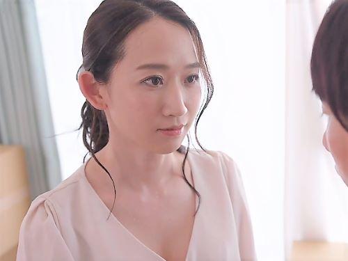 【イケナイ関係】卒業…嬉しかったよ♥夫の連れ子とベロチューし一線を超える人妻…寝てる夫が見える場所でおっぱい揉まれ不倫