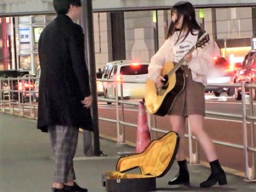 【素人ナンパ】夢追いかける路上ミュージシャンとホテルで激アツSEX!おっぱい乳首責め＆舐められ喘ぎ声出すスレンダー美少女