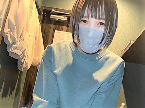 【個人撮影】歩きスマホは駄目だよ!ニコニコ笑顔カワイイ美少女とネカフェでキス…ラブホに移動し相互オナニーからの騎乗位H
