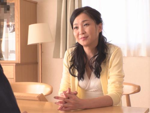 【人妻NTR】強引かつ大胆に巨乳おっぱいを舐めパンスト破る自治会長!変態性癖の男に目をつけられた美熟女おばさんが快楽堕ち