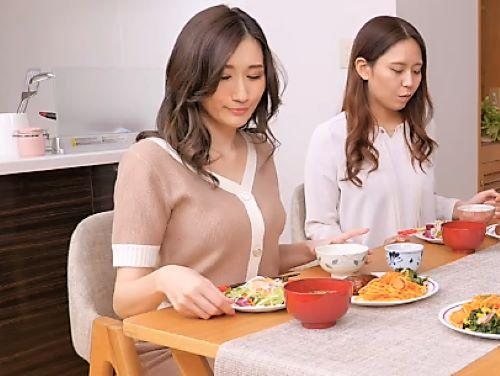 【JULIA】バレないから…早く♥性欲強すぎる巨乳おっぱい義姉と痴女SEX!乳首ビンビン男にフェラ手コキする嫁のお姉さん