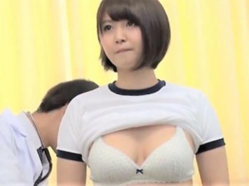 【女子校生】爆乳娘がいる身体検査に助手として潜入!合法的かつ大胆に乳首こねくり回しおっぱい揉みまくり手マンで弄ぶゲス男