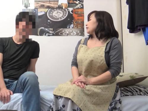【おばさんレンタル】若男の相談に乗るぽっちゃり熟女が肩揉みマッサージ!爆乳おっぱい触られ体を許す人妻がフェラ＆騎乗位