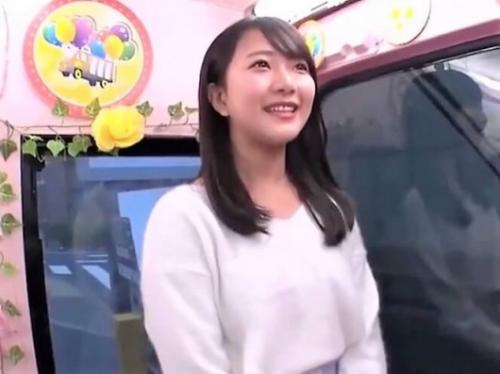 【MM便】黒髪＆清楚な童顔ロリっ娘がフェラに挑戦「3回だけ…」美乳おっぱいの色白スレンダー美人が服脱いでクンニされる