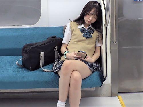 【痴女】終電に乗り合わせたスレンダーJKが超エロかった件!パンチラ誘惑してきた貧乳おっぱいギャルが美脚ひろげ大胆オナニー