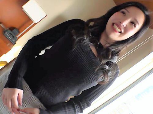 【人妻ナンパ】街で見つけたHカップ美熟女とホテルで一緒にオナニー…パンストの中に手を入れた巨尻おばさんがおっぱい揉まれ