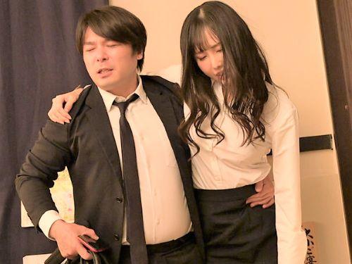 【相部屋NTR】仕事していないヒモ夫を養うスレンダー人妻!出張先の相部屋で無理やり乳首責め乳首舐めスーツ着衣でハメられる