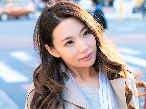 【人妻ナンパ】結婚11年目の美脚おばさんが不倫経験を暴露…清楚系美人の巨乳おっぱい乳首責め＆興奮した熟女が電マでオナニー