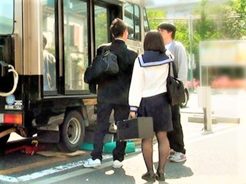 【マジックミラー便】卒業式直後に片思いの人とMM便に乗った清楚系ロリ娘「凄い嬉しい//」思いが通じ合った感動セックス