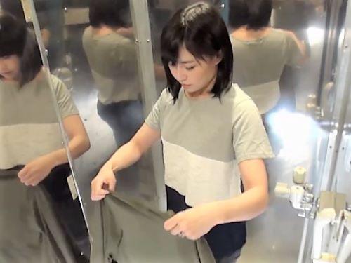 【人妻ナンパ】鏡張りの部屋でエステ着への着替えを隠し撮り盗撮される清楚系熟女おばさん…おっぱいも巨尻も丸見えになる素人…