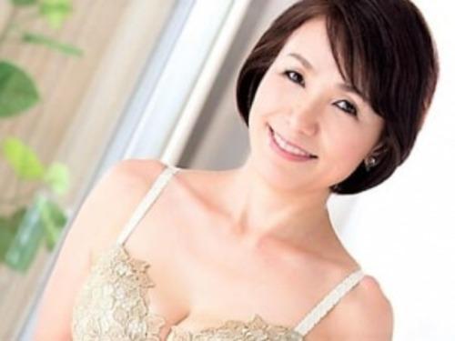 【六十路熟女】夜の性活に不満がある美BODYおばさんを初撮り!還暦に見えない秋田美人な奥様が登場!