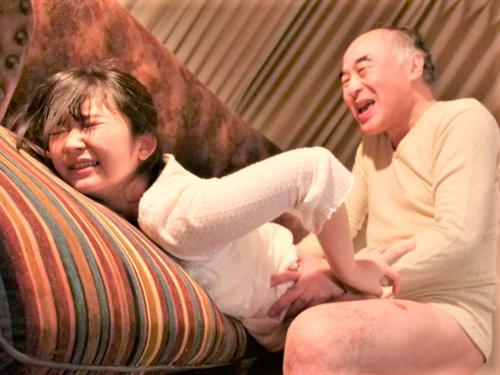 あなた許して…今日も義父に抱かれる爆乳おっぱいの童顔ロリな奥さん!旦那を送り出し義父のチンコを迎え入れるぽっちゃり若妻