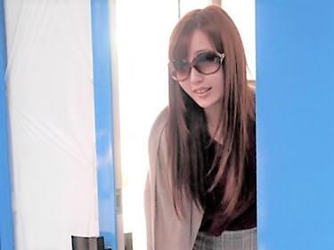 【人妻ナンパ】セレブ街で見つけた美脚ミニスカ美人のパンチラ見えた♥スレンダーお洒落ママが乳首マッサージされ性欲開放し不倫