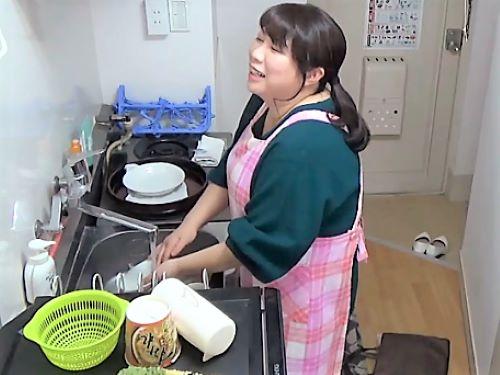 【おばさんレンタル】ぽっちゃり人妻に膝枕してもらいおっぱい触ろうとする男…乳首責めベロチューされた四十路熟女の不倫を盗撮