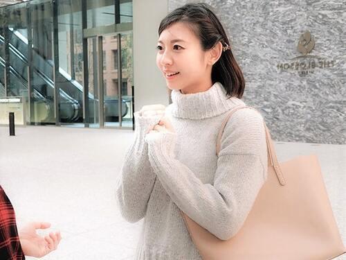 【素人ナンパ】赤面しつつインタビューに答える産後処女な清楚系人妻!勝負下着を持ってる美乳おっぱい美人とベロチュー不倫