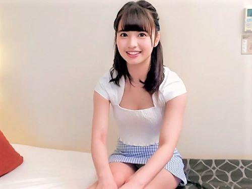 【素人ナンパ】美人お姉さんに股間見せつけたら乳首責め手コキしてくれた…ハゲ男の頭ペロペロ舐める清楚系美女がラップ越し素股