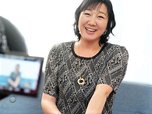 【デビュー作品】歳を重ねても性欲衰えない清楚系おばさんがAVデビュー…テキパキ答えるぽっちゃり五十路熟女のおまんこ丸見え