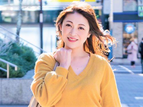 【人妻ナンパ】おっぱい…寄せてますww敏感な美熟女おばさんがカメラの前で赤裸々フェラ…濡れたまんこクンニされ不倫堕ち