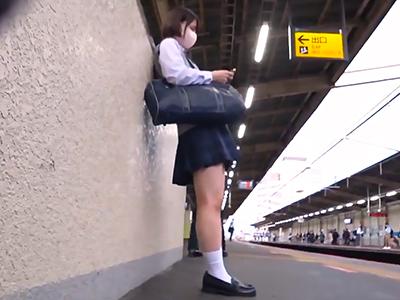 【満員電車×痴漢】満員電車内で痴漢師2人に前後挟まれ困惑しながらもイカされちまった小柄女子校生さんｗｗｗ