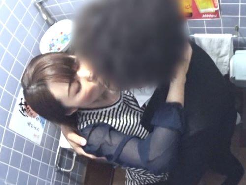 【素人ナンパ】夫が出張でハメをはずした美熟女おばさんが相席居酒屋で出会った男の家に行ったらベロチューキスやクンニされた