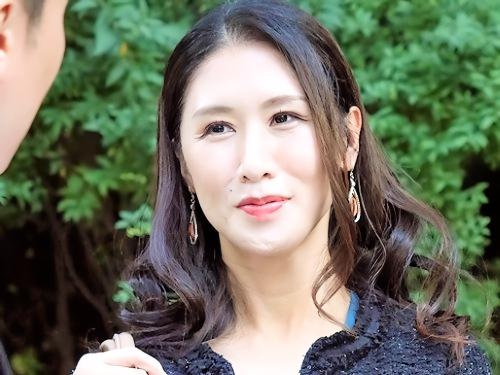 【人妻ナンパ】んふふ‥良かったです♡若く見られ嬉しくなった美熟女セレブ四十路おばさんが他人男にホテルに誘われ決断やいかに