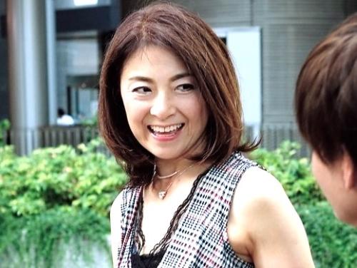 【人妻ナンパ】見えてる‥？これは下着じゃないの//五十路になっても美意識高い巨尻おばさんがTバックずらされ美熟女まんこ見られる