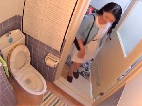 【人妻ナンパ】お洒落なお家♥　トイレでおしっこする様子を盗撮された清楚な巨乳おっぱい美熟女おばさんが若ちんぽに夢中になる