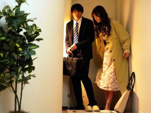 【ノーブラ】新婚なのに毎日残業してて奥さん可哀想ww部屋着姿の後輩OLの無防備なチラリズムに釘付けになり顔射ぶっかけ