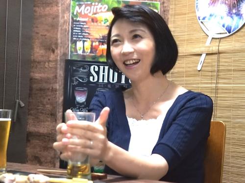 【人妻ナンパ】初対面男に満面の笑みを見せるショートカット美熟女おばさんが相席居酒屋のトイレで