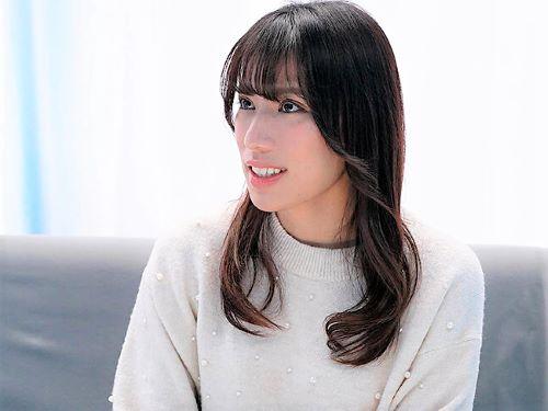 【人妻ナンパ】入ってる…ホントにだめっ!!痴漢してくる男の本気の手マンで潮吹きしてしまった美人が雰囲気にのまれフェラした