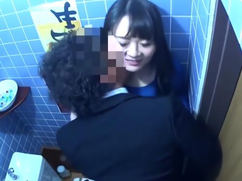 【人妻ナンパ】浮気する気満々おばさんがトイレでベロチューされエロスイッチが入りキスしてきた男の家に上がり込み不倫堕ち確定