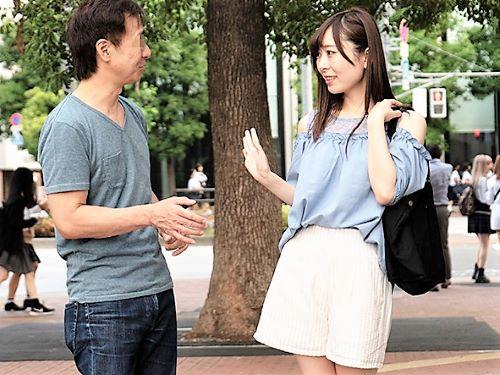 【人妻ナンパ】指オナニーでイキ果てたスケベ美人奥様…横で見ていた男に乳首責めベロチューされバイブを蜜壺にぶっ挿される
