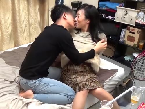 【隠し撮り】女扱いされ舞い上がる美熟女おばさんが嬉しさ全開ベロチューキス乳首責めパンスト脱がされ秘部開放しクンニされ不倫